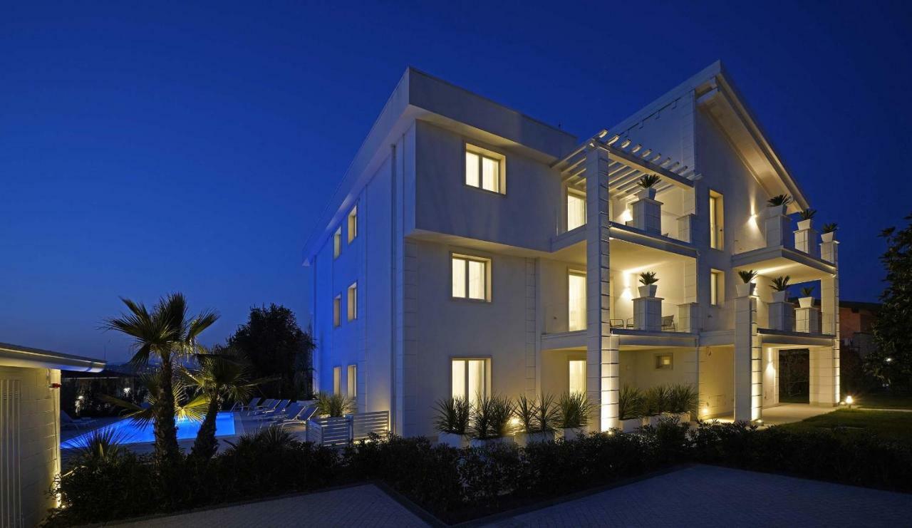 Villa Bianca Luxury Apartments 데센자노델가르다 외부 사진