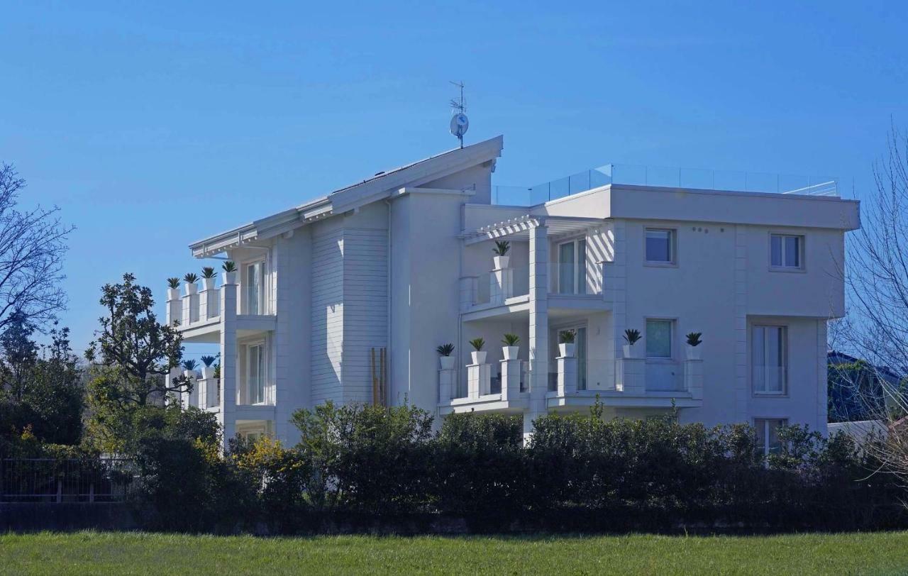 Villa Bianca Luxury Apartments 데센자노델가르다 외부 사진