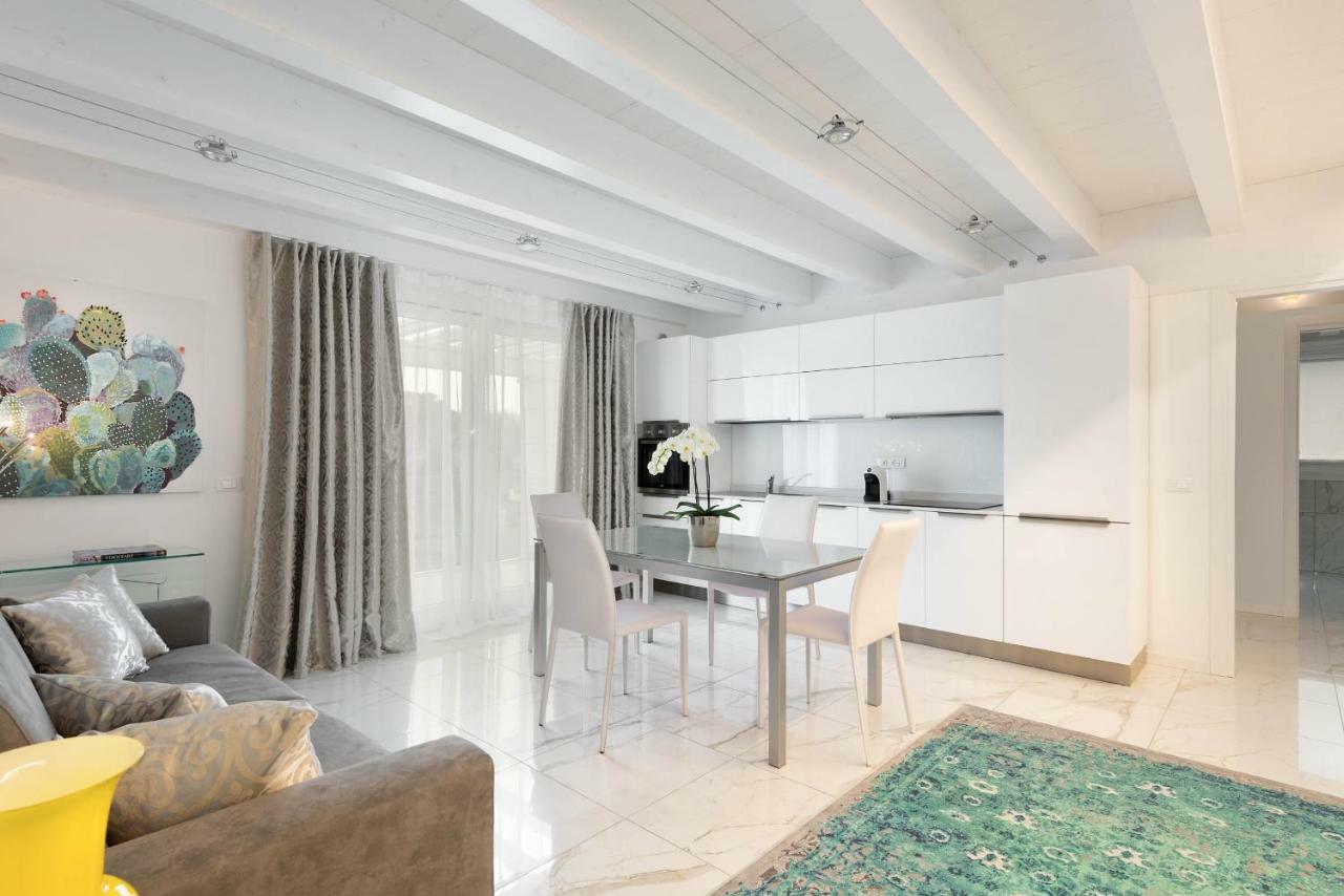 Villa Bianca Luxury Apartments 데센자노델가르다 외부 사진